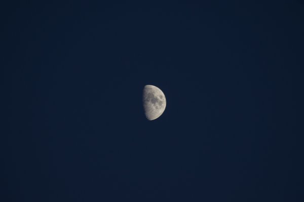 Half Moon In Dark Sky — space wallpaper, 5K+