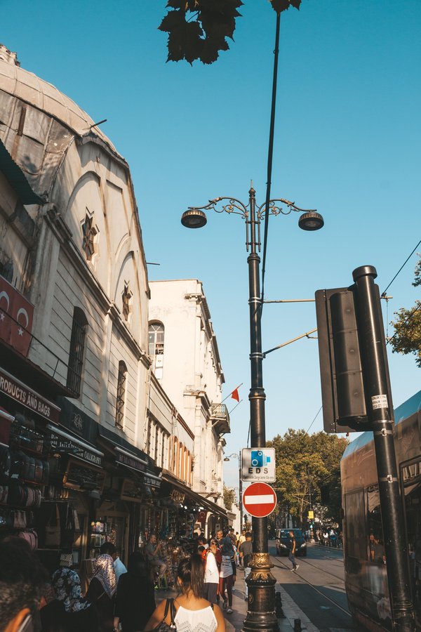 Sunny City Street Scene — city wallpaper, 5K+